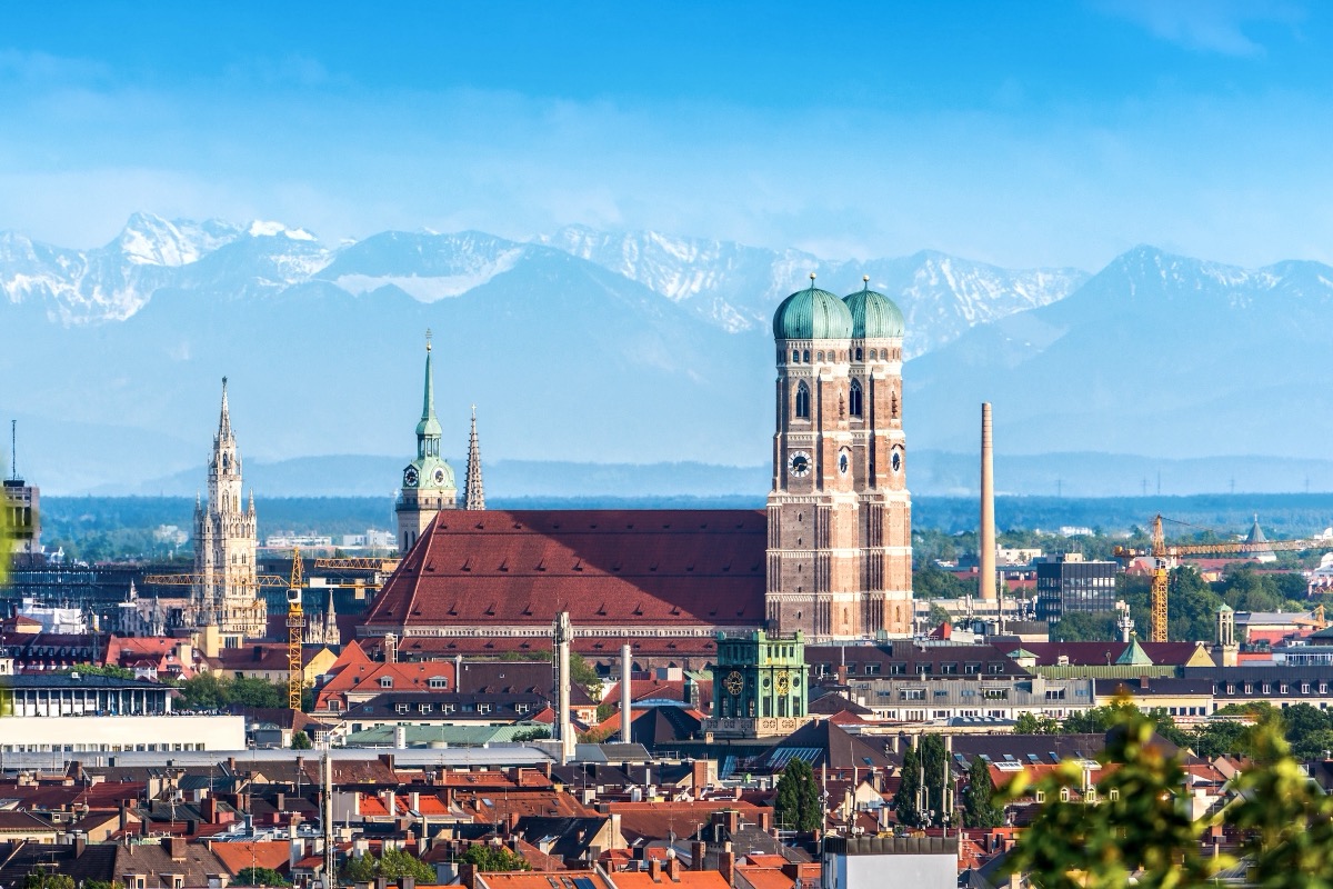 Münchner Skyline mit Frauenkirche und den Alpen
