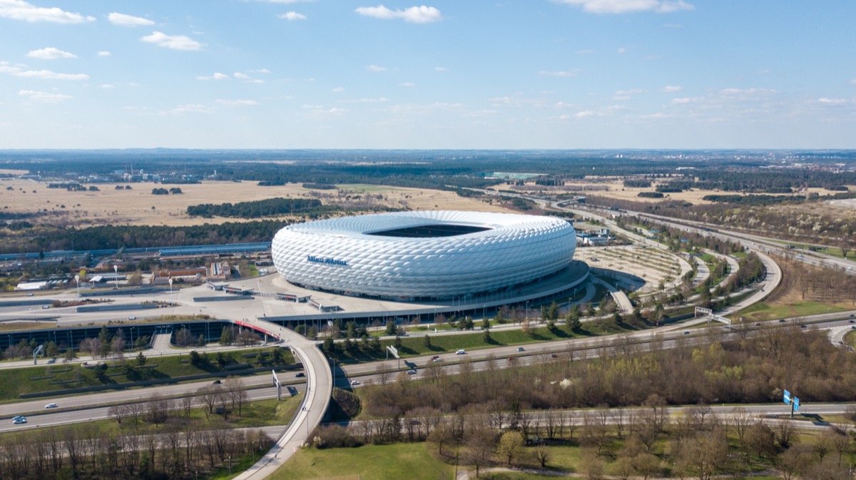 Die Allianz Arena in Fröttmaning aus der Luft