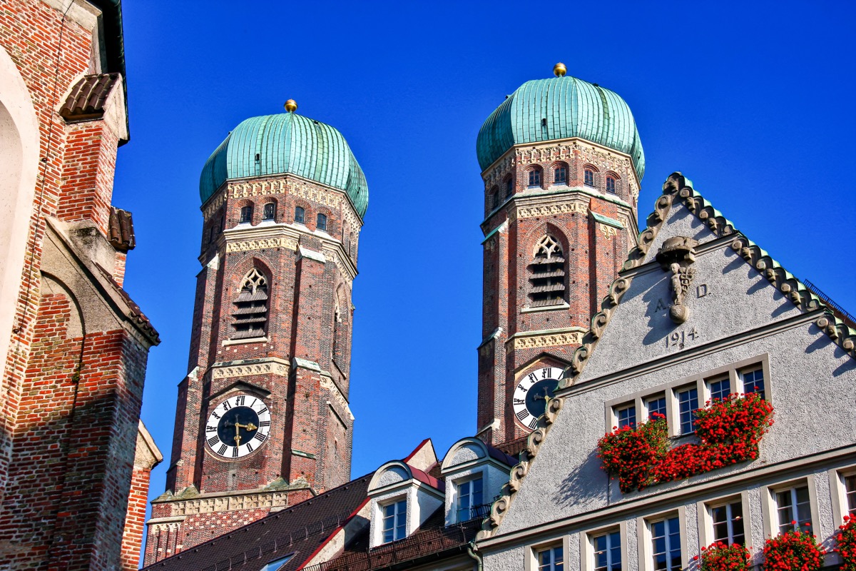 Die Zwiebeltürme der Frauenkirche aus rotem Backstein